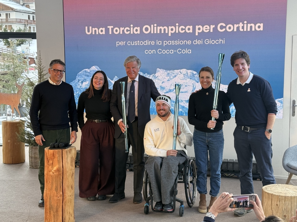 Consegna Torce con Coca Cola, René e Debora